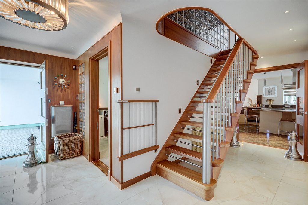 Property photo 3 of 21 Entrance Hall