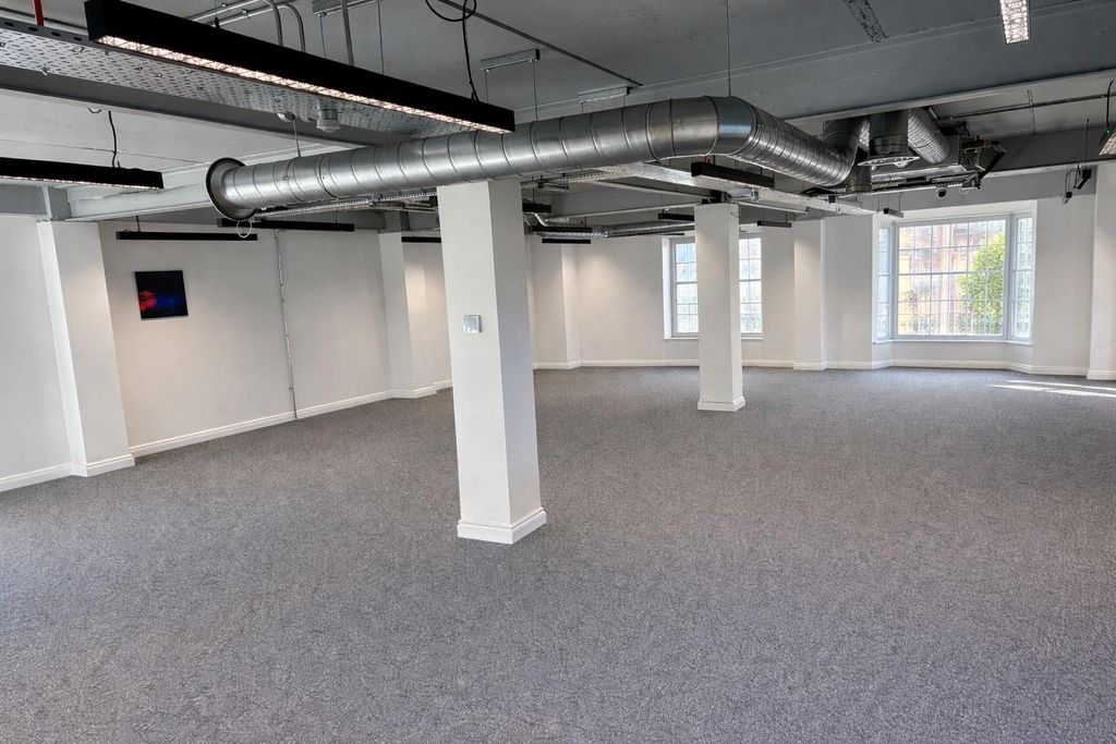 Property photo 2 of 9 Empty Office Space.Jpeg