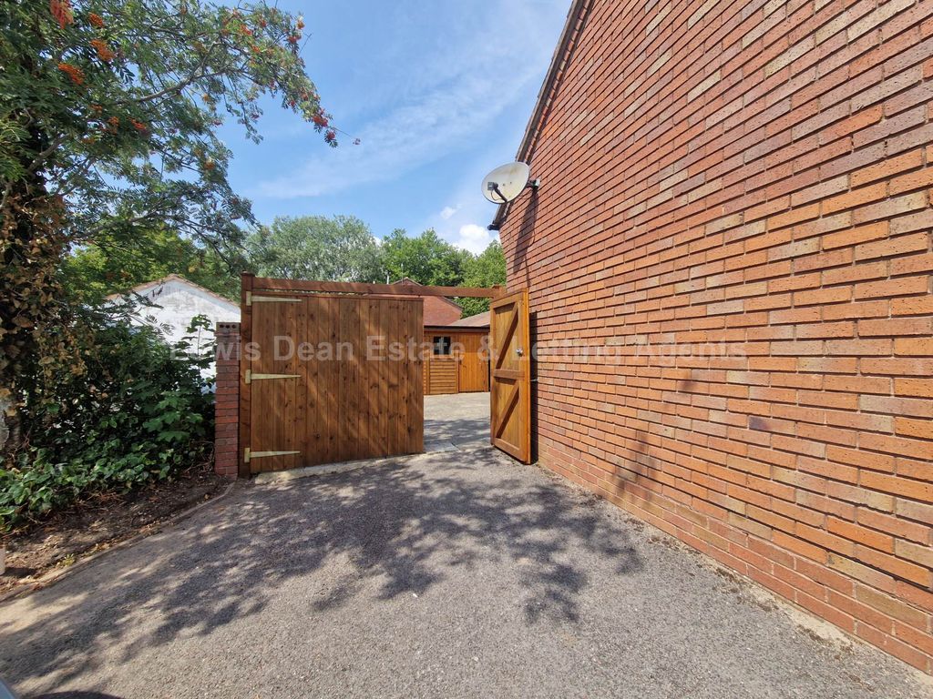 Property photo 3 of 11