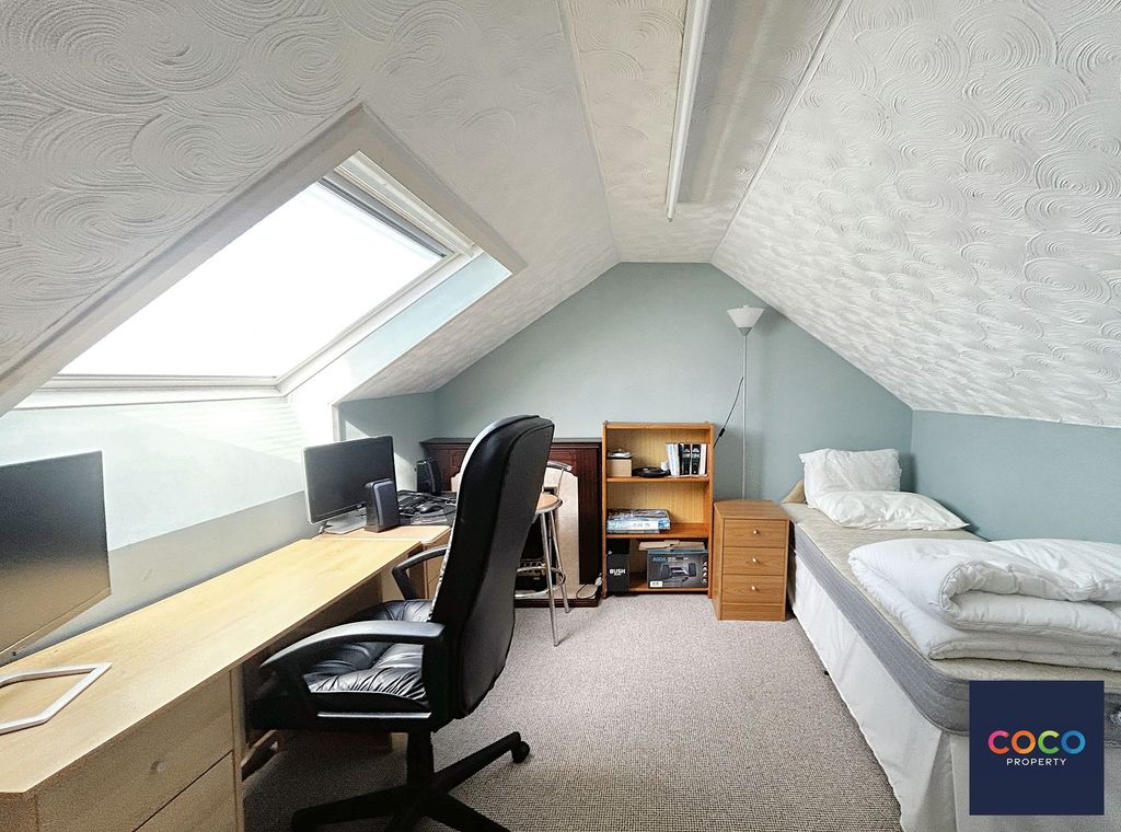 Property photo 2 of 11 Loft Room