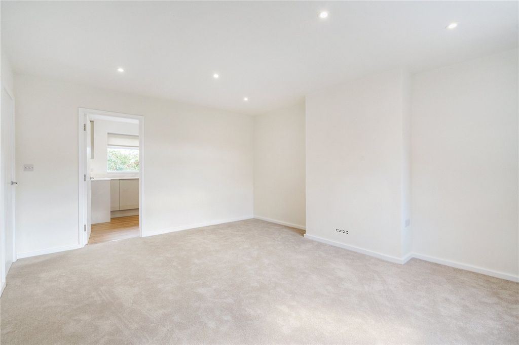Property photo 3 of 11 Sitting Room