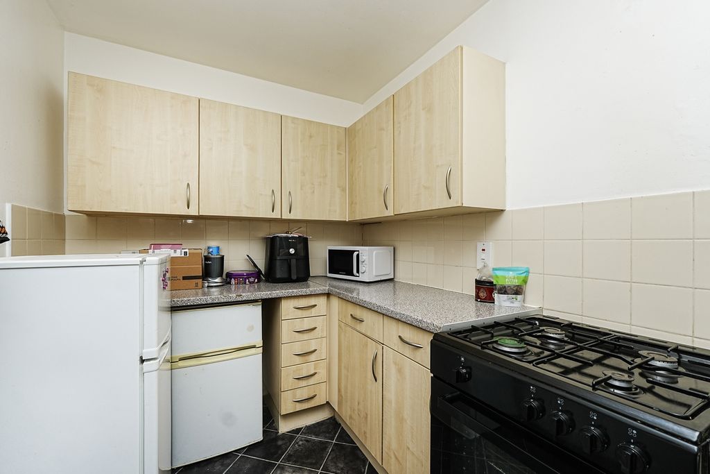 Property photo 3 of 17 Kitchen 2