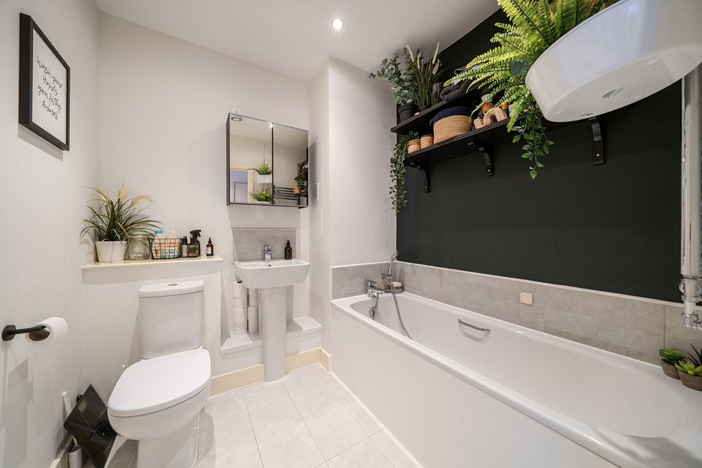 Property photo 3 of 17 Bathroom