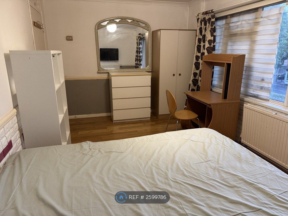 Property photo 2 of 7 Large Double For Couple £900