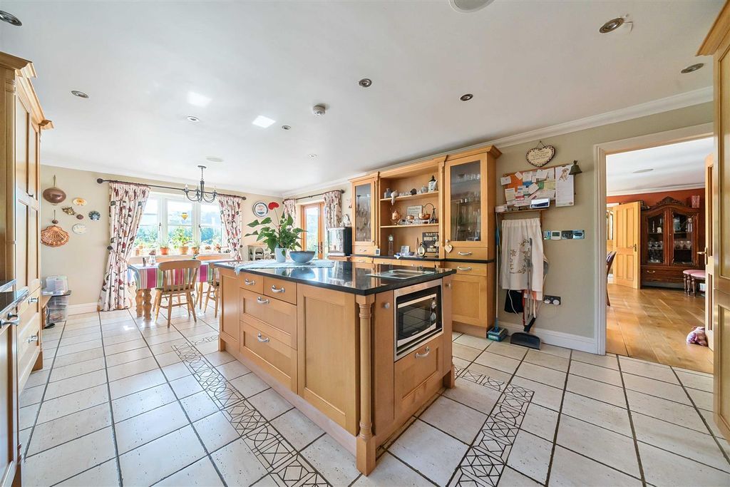 Property photo 3 of 23 Kitchen/Breakfast Room