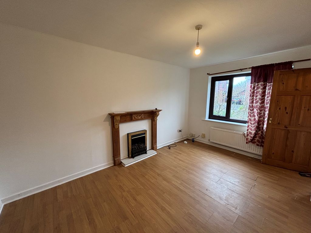 Property photo 2 of 12 Livingroom