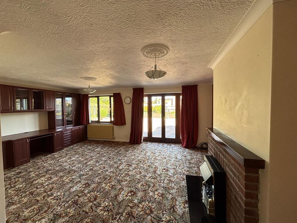 Property photo 2 of 21 Living Room