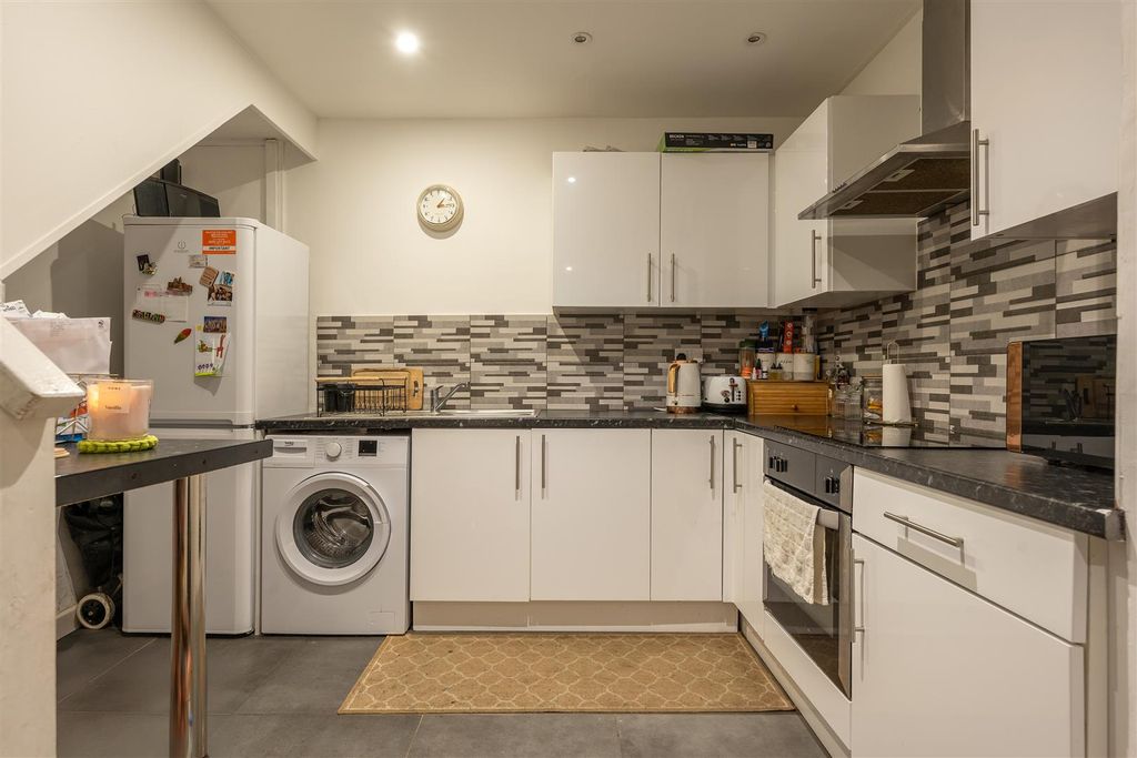 Property photo 2 of 20 Ferndale Road, E11