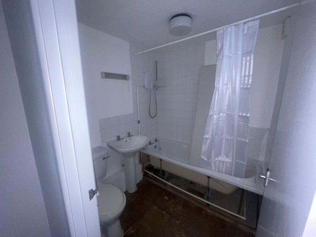 Property photo 2 of 7 Bathroom
