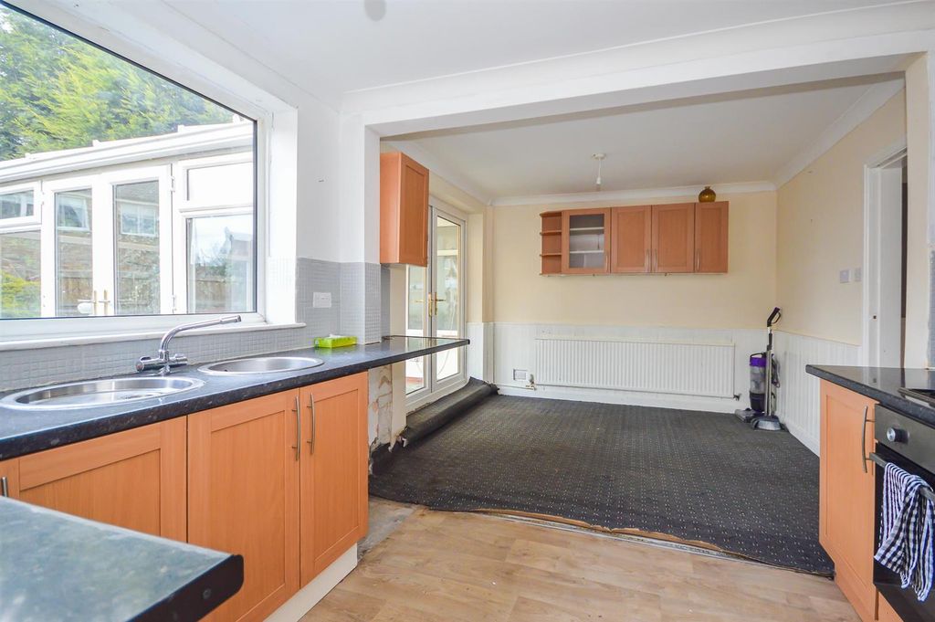 Property photo 3 of 10 Dining Kitchen