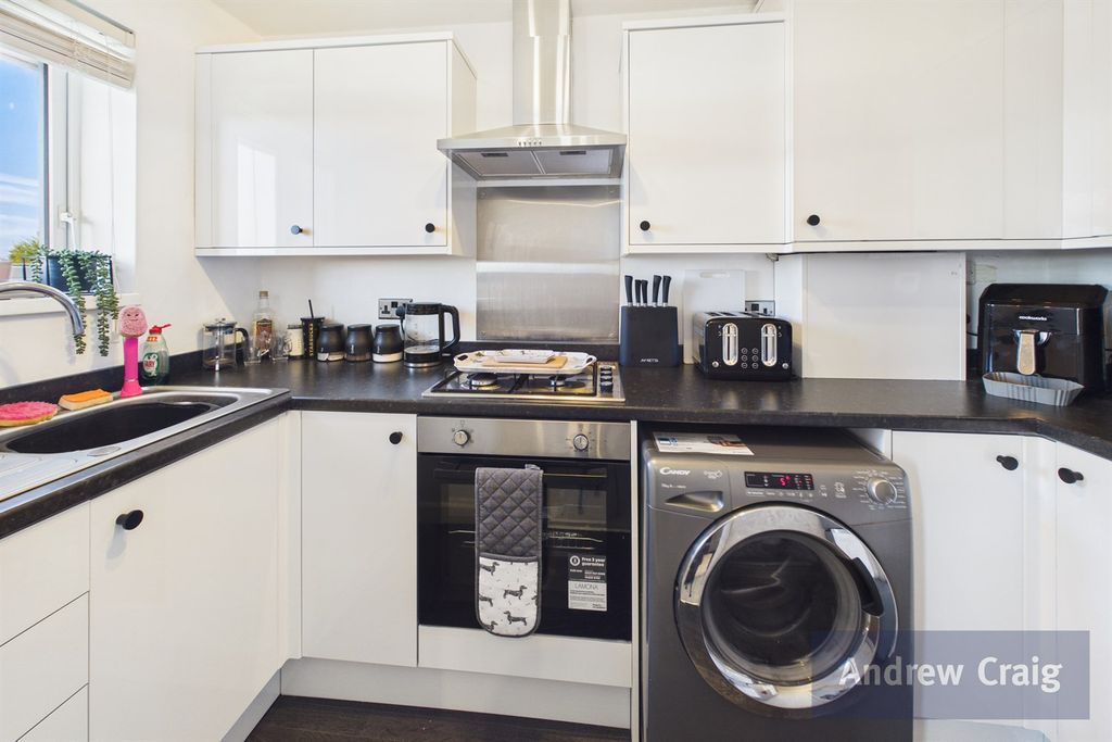 Property photo 3 of 11 Kitchen