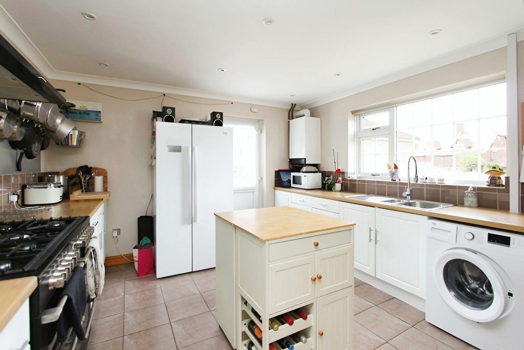 Property photo 3 of 8 Kitchen