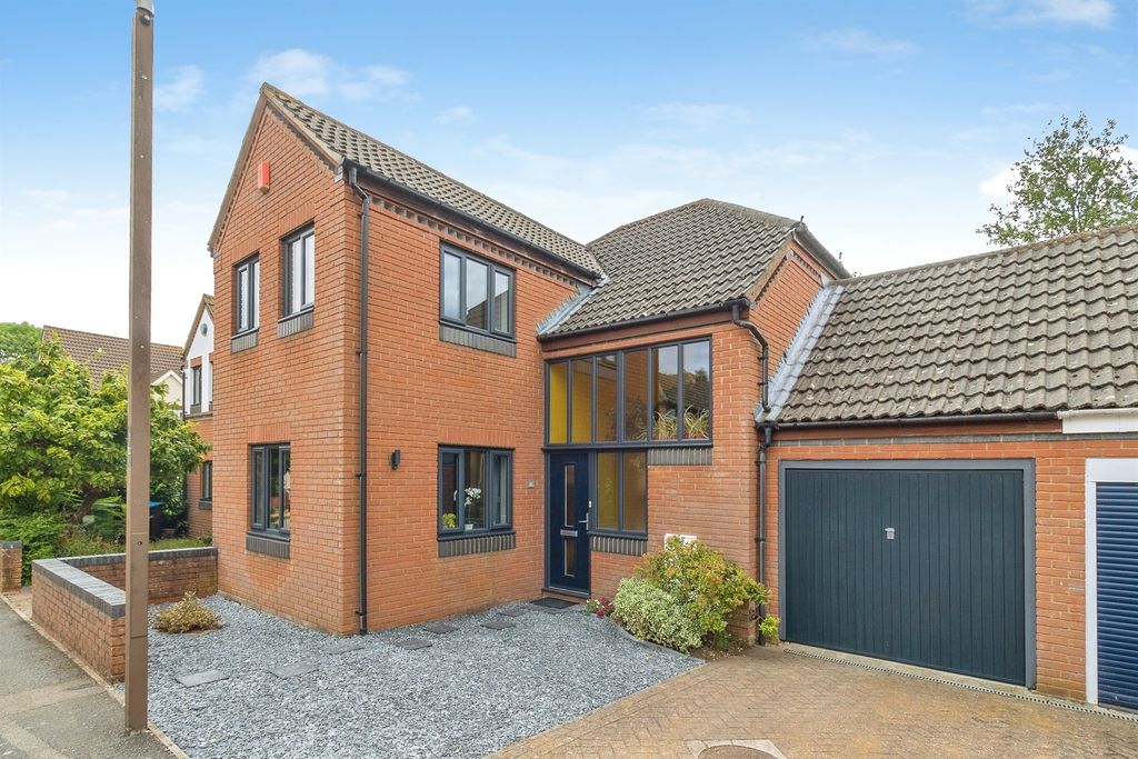 Property photo 1 of 18