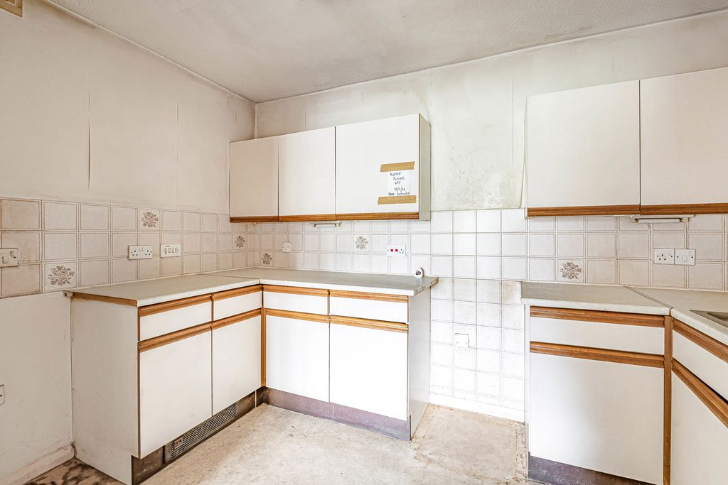 Property photo 3 of 14 Kitchen