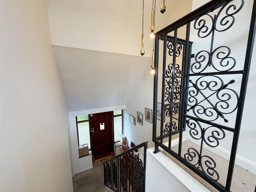 Property photo 2 of 22 Entrance Hall