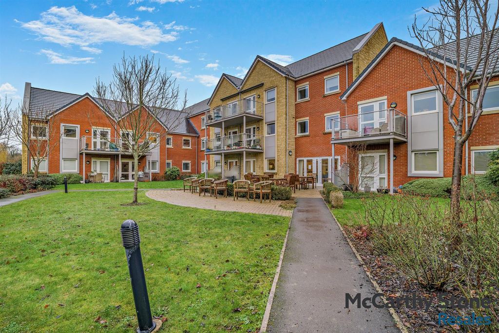 Property photo 1 of 19 Communal Gardens