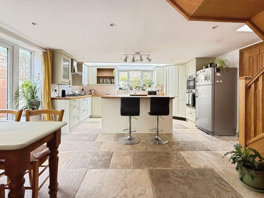 Property photo 3 of 24 Pbox-Kitchen-335726.Jpeg