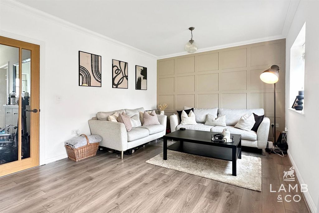 Property photo 3 of 21 Lounge