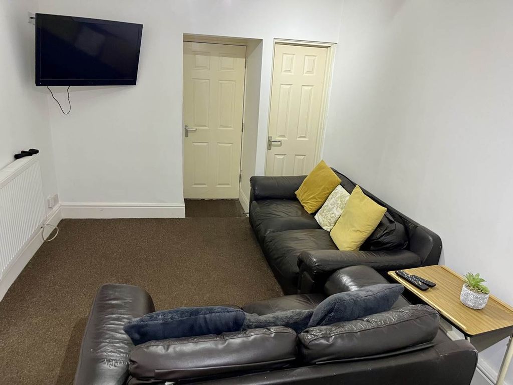 Property photo 3 of 15 Lounge