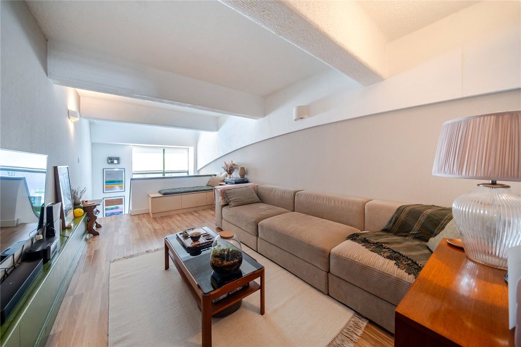 Property photo 3 of 15 Lounge