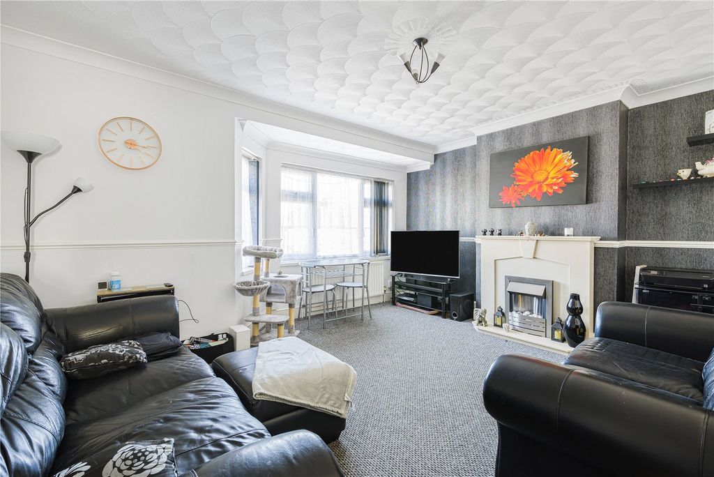 Property photo 2 of 15 Lounge