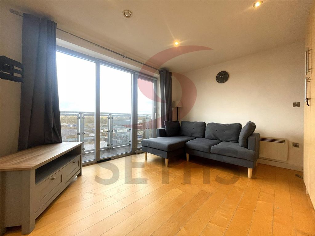 Property photo 3 of 6 Living Space