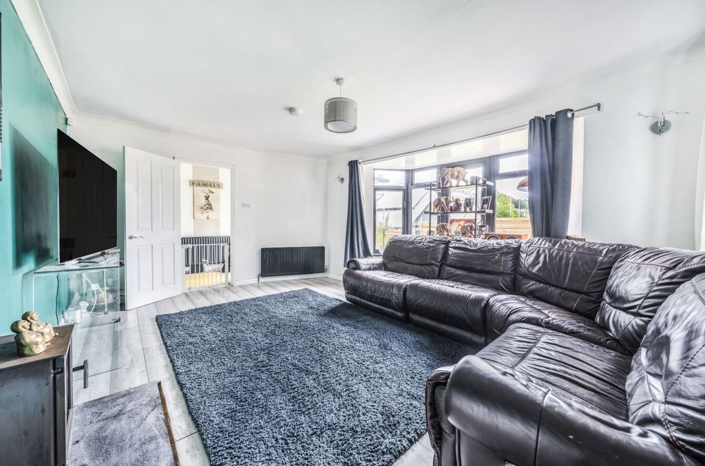 Property photo 2 of 21 2 - 1297916-1-6836Ed7...