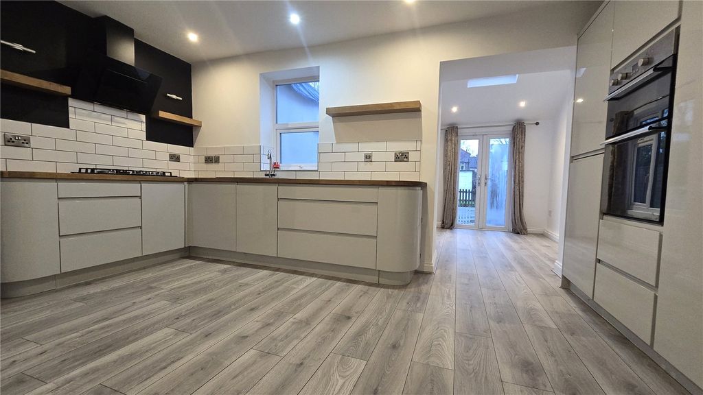 Property photo 3 of 15 Picture No. 12