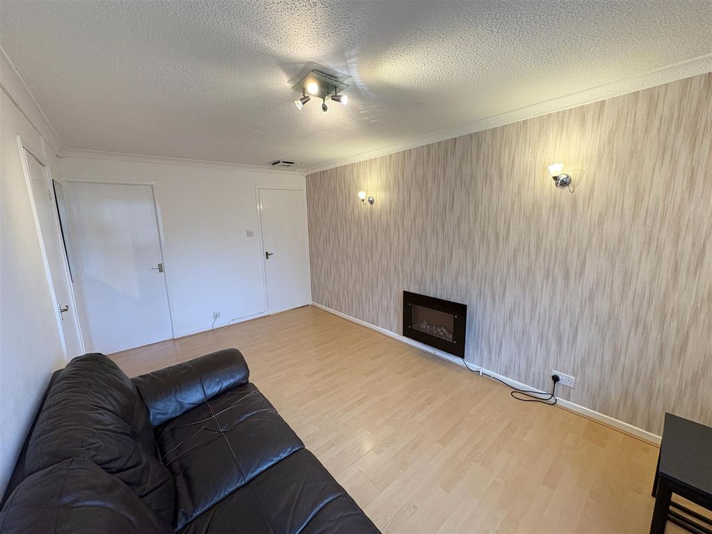 Property photo 3 of 8 Lounge