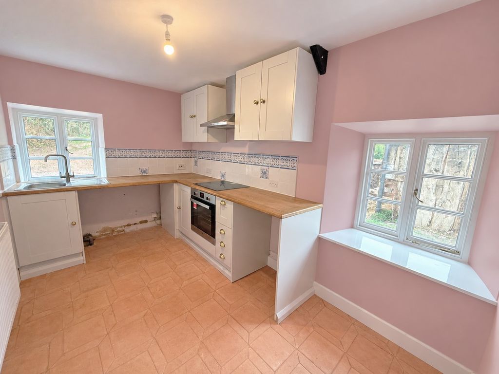 Property photo 2 of 7 Kitchen