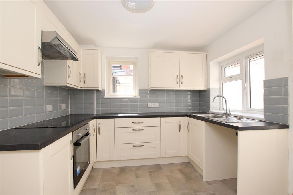 Property photo 3 of 10 Kitchen.Jpg
