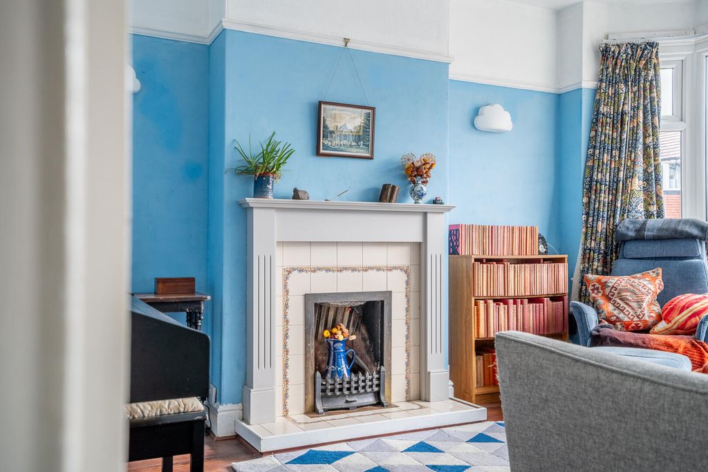 Property photo 3 of 17 Living Room