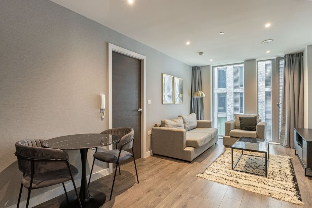 Property photo 3 of 11 Lounge