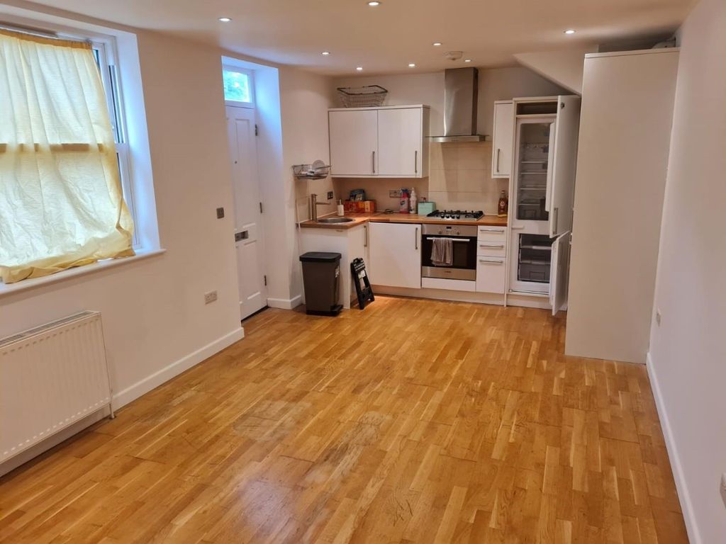 Property photo 2 of 5 Living Room/Kitchen