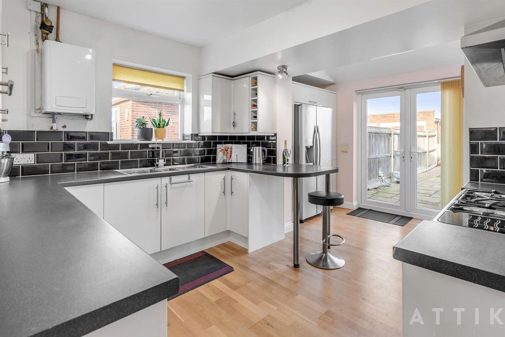 Property photo 2 of 18 31 Queens Drive, Halesworth Ip19 8Dn (18).Jpg