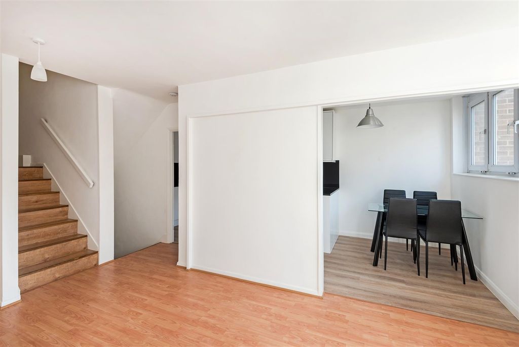 Property photo 3 of 11 Reception