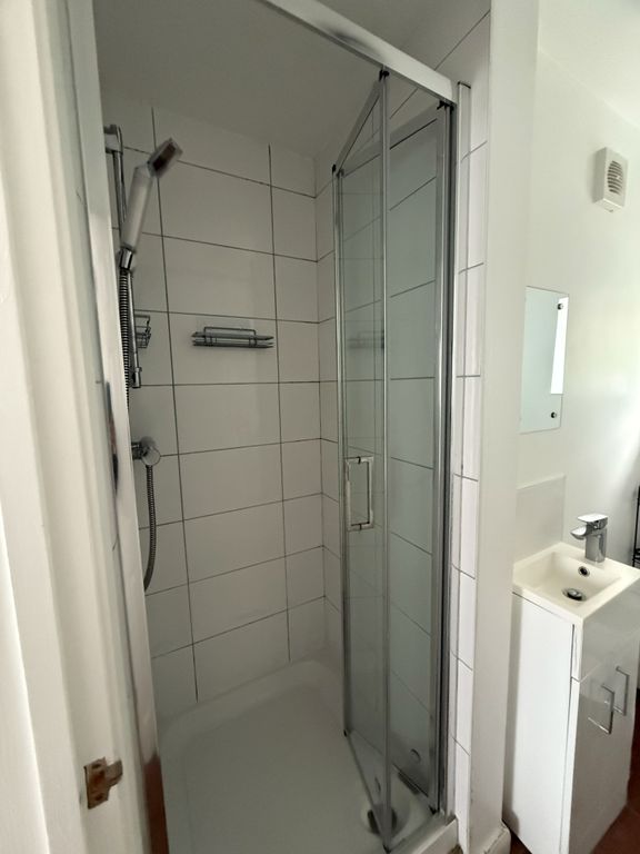 Property photo 3 of 8 Room 7 Ensuite