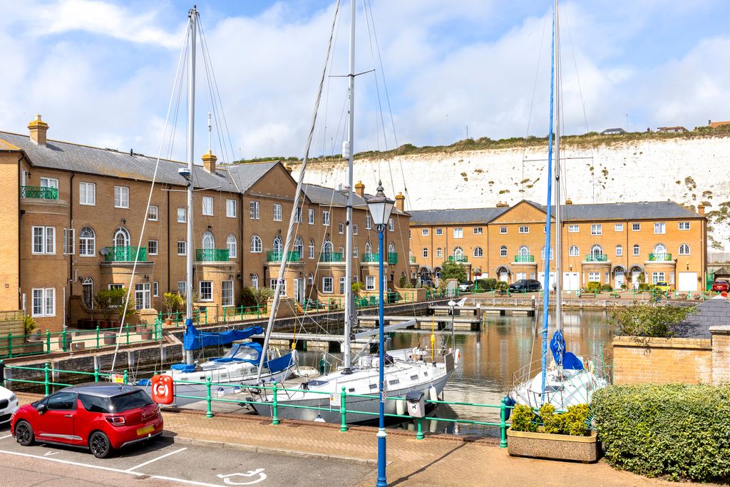 Property photo 1 of 17 The Strand, Merton Court 77-018