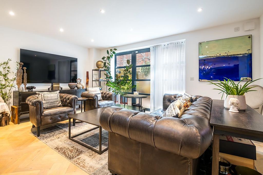 Property photo 2 of 21 Bellenden Road-41.Jpg