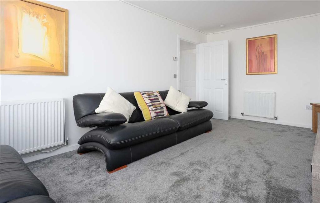 Property photo 2 of 22 Lounge