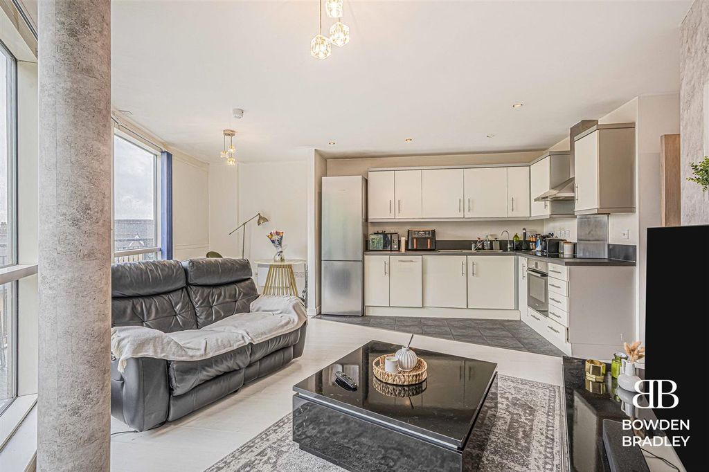 Property photo 3 of 13 Living Room/Kitchen