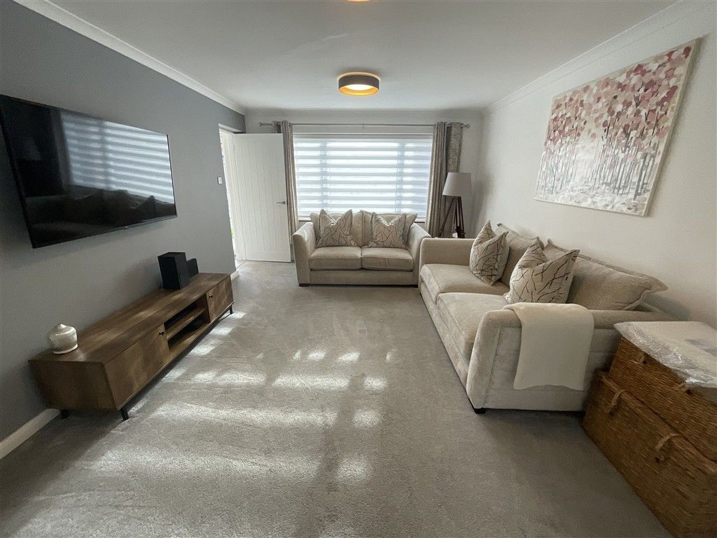 Property photo 3 of 9 Lounge