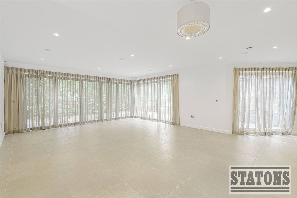 Property photo 3 of 28 Picture No. 17