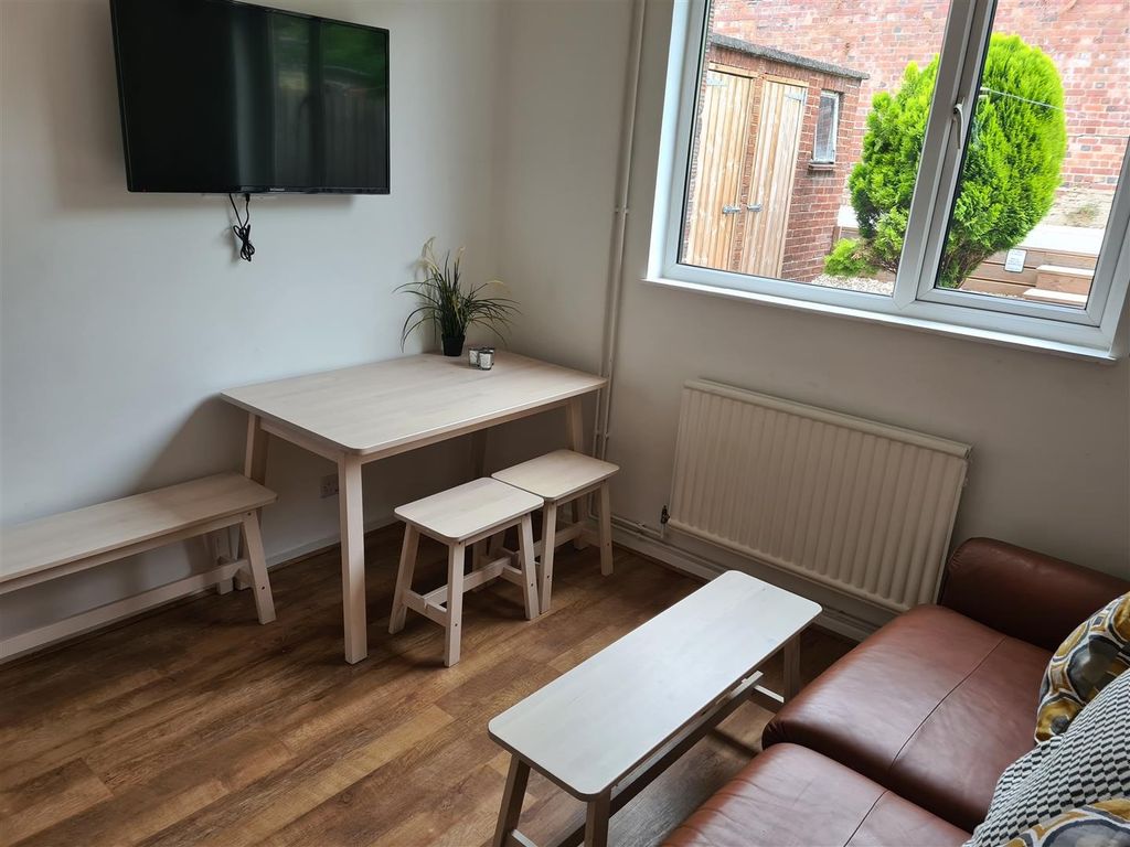 Property photo 2 of 17 Bright Living Area With Smart TV And Dining Set di...