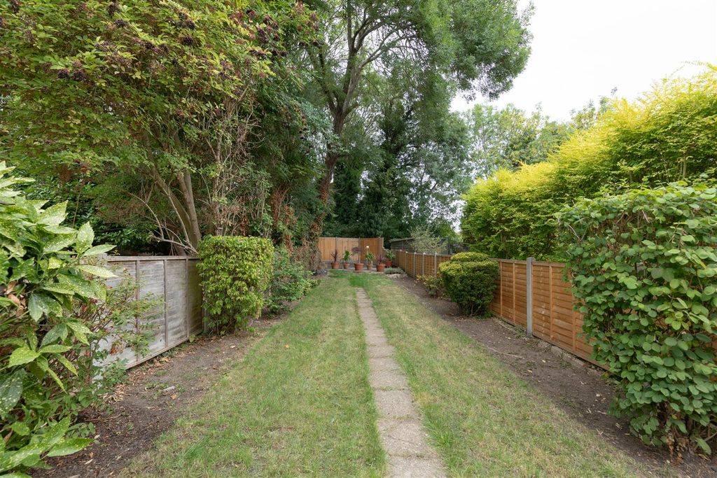 Property photo 2 of 44 Brackley Square, Ig8
