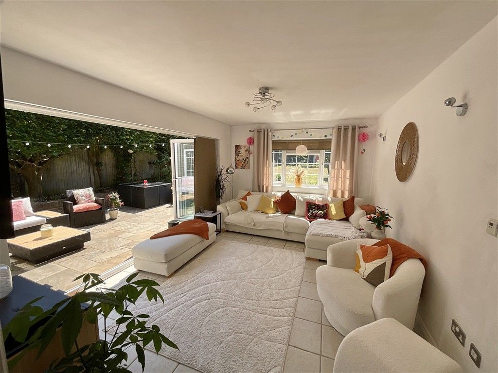 Property photo 1 of 14 Lounge