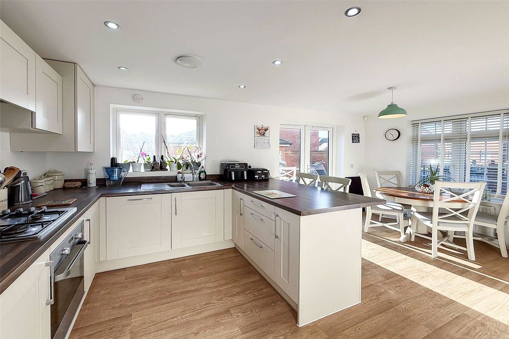 Property photo 2 of 22 Picture No. 11