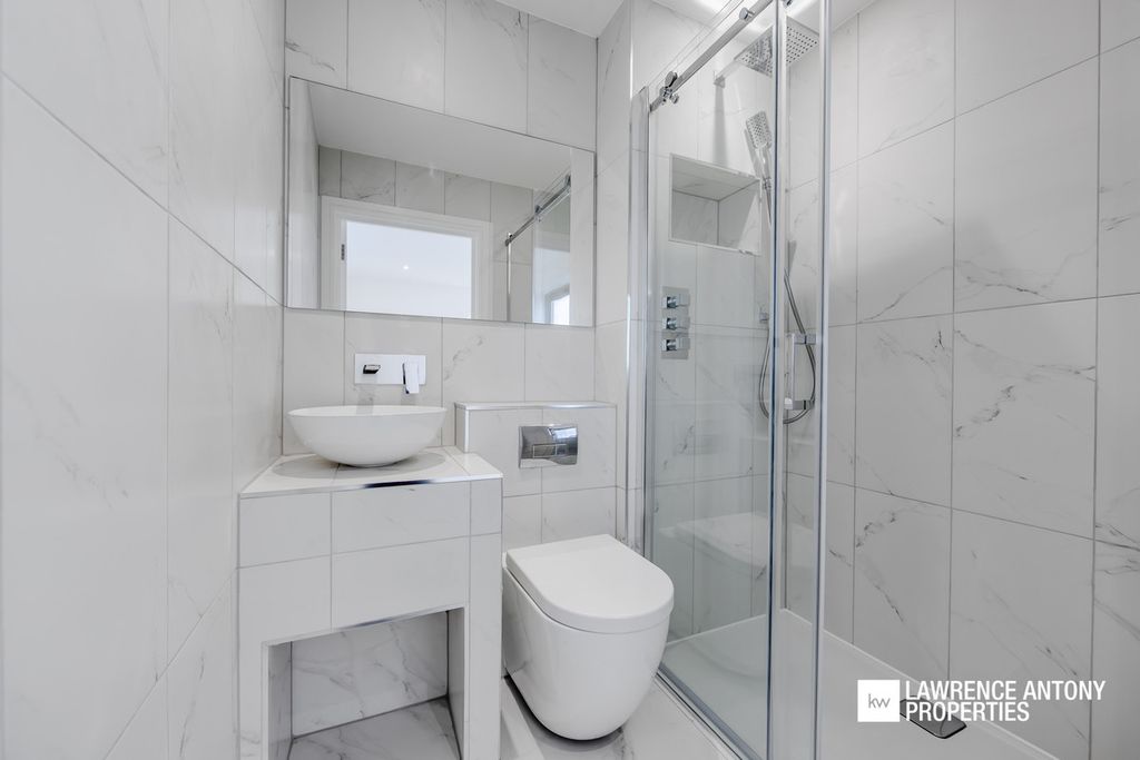 Additional image 12 of 2 bed flat for saleGrand Parade, Leigh-On-Sea SS9
