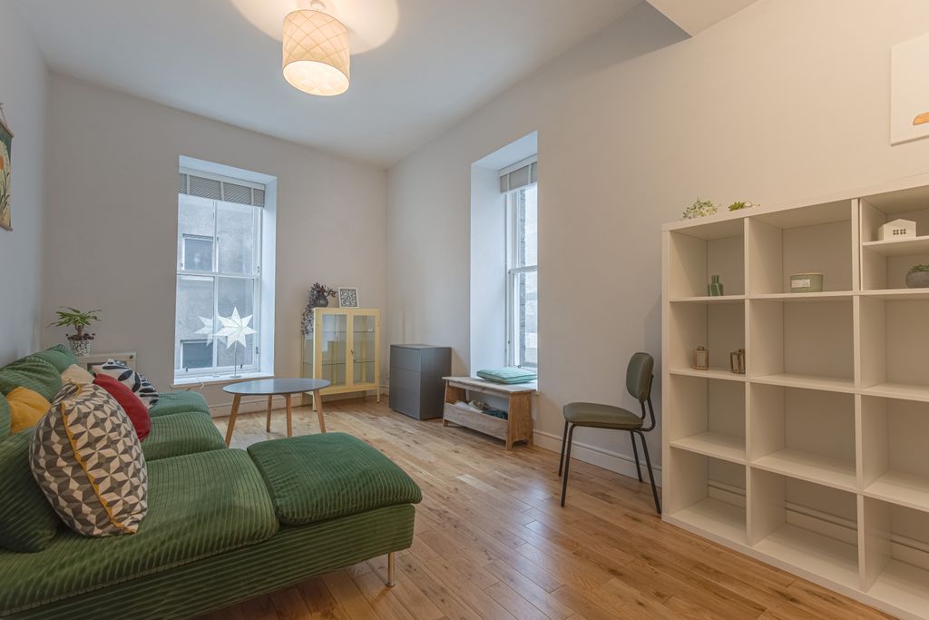 Property photo 2 of 10 Livingangle1