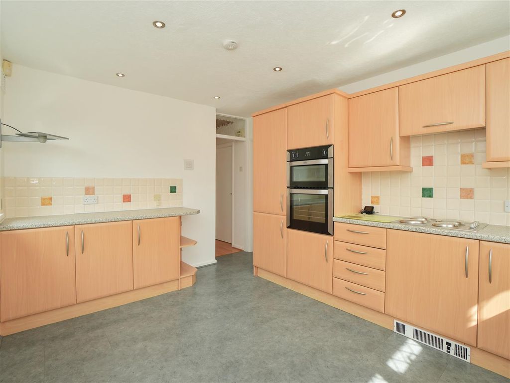Property photo 3 of 12 Kitchen